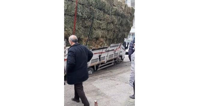 Yol çöktü, ot yüklü kamyon çukura saplandı