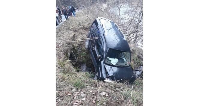 Direksiyon başında kalp krizi geçiren sürücü dereye uçtu