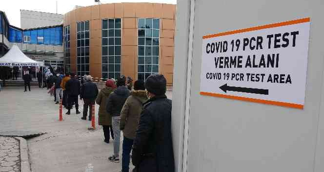 Tokat’ta Covid-19 test kuyruğu