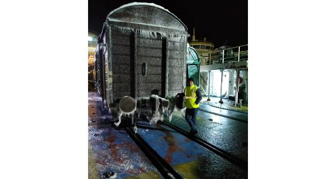 Feribottaki tren vagonları buzla kaplandı
