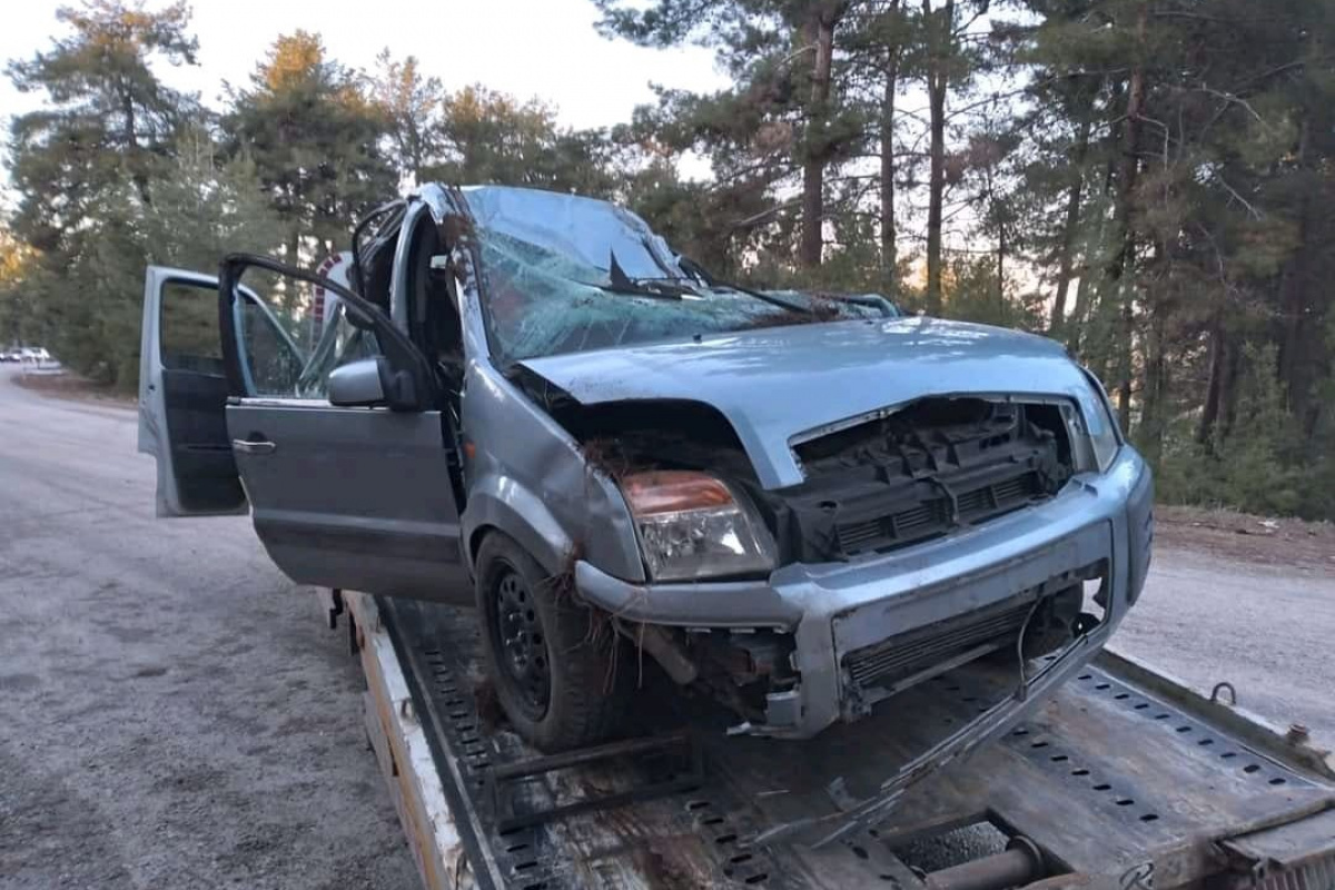 Taklalar atarak ters dönen otomobildeki 2 kişi hayatını kaybetti