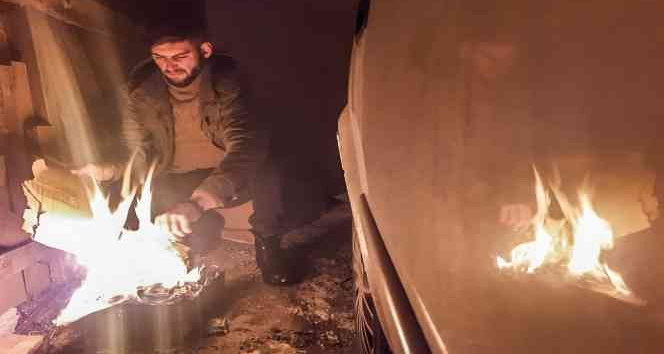 Dondurucu soğuklardan aracını korumak için tenekede ateş yakıyor