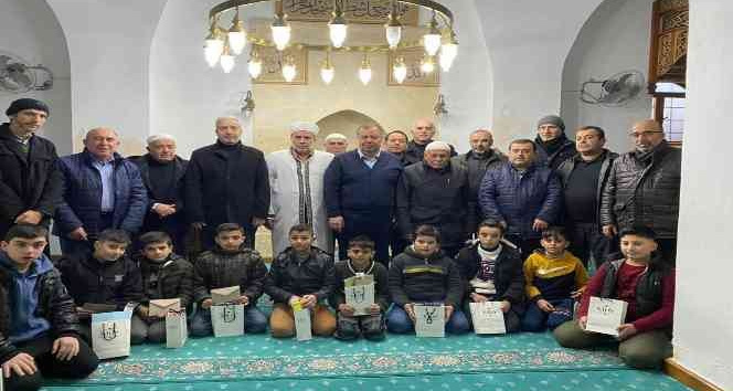 Namaz surelerini öğrenen çocuklar ödüllendirildi