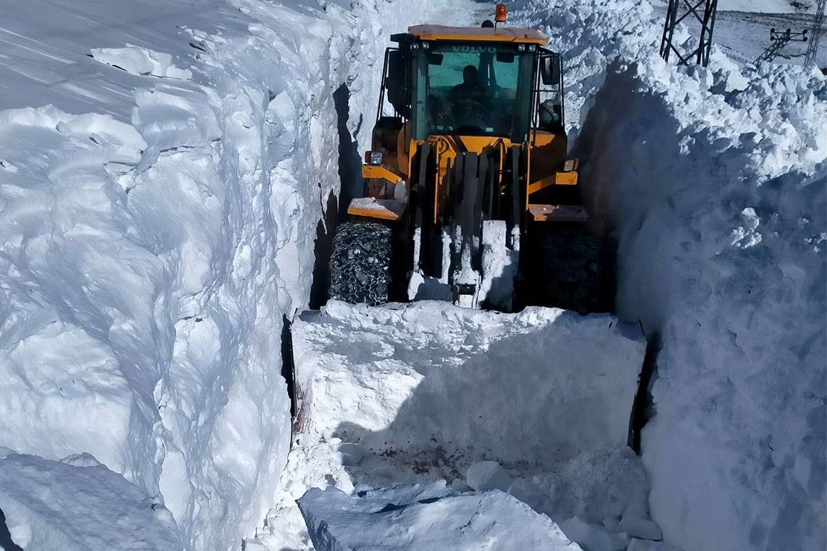 6 metrelik kar tünellerinde zorlu çalışma