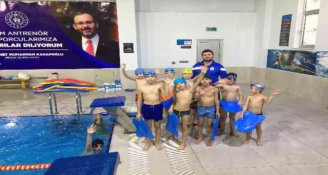 Biga Belediyesi ile kışın güvenle yüzme öğreniyorlar
