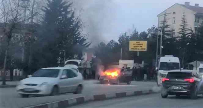 Otomobil alevlere teslim oldu