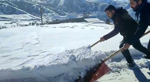 Çatılarda kar temizleme mesaisi