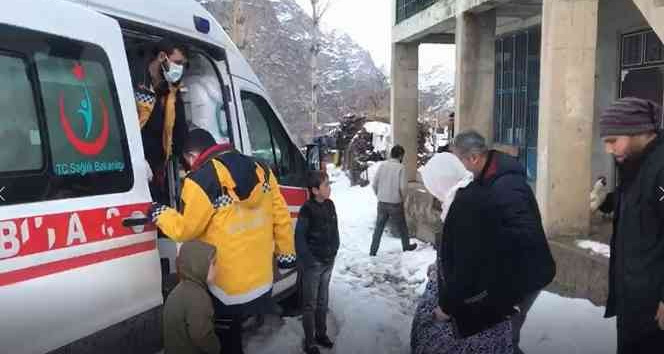 Siirt’te kar yolları kapattı, 3.5 saatlik çalışma sonrası hastalara ulaşıldı