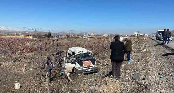Niğde’de işçi servisi devrildi: 14 yaralı