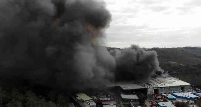 Kemerburgaz’da bir su firmasına ait depoda yangın çıktı. Olay yerine çok sayıda itfaiye ekibi sevk edildi. İtfaiyenin yangına müdahalesi sürüyor.