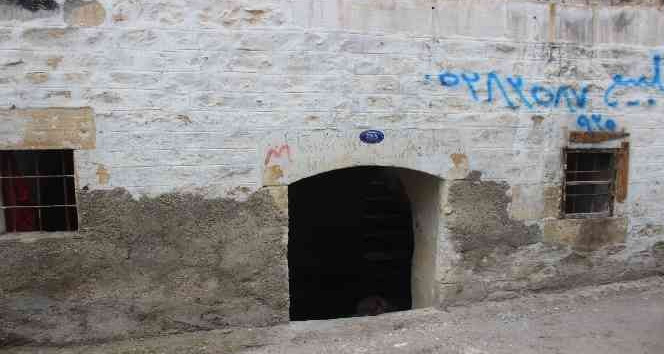 Kilis Valiliğine komşu evin demir kapıları çalındı