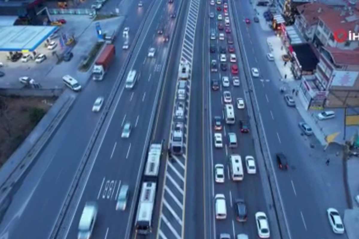 Arızalanan metrobüs yolda kaldı