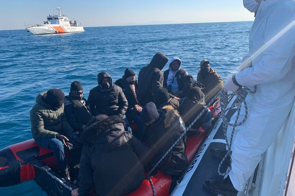 İzmir açıklarında 80 göçmen yakalandı, 45 göçmen de kurtarıldı