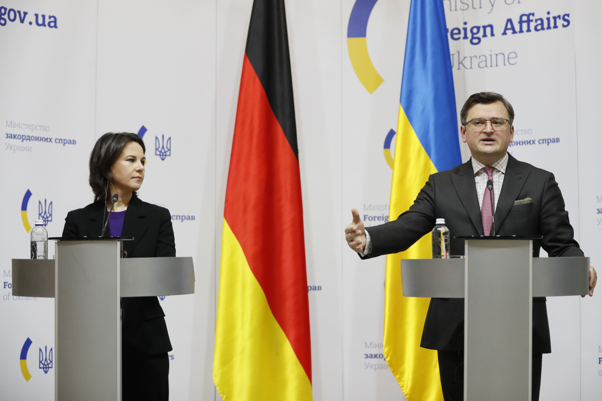 Ukrayna Dışişleri Bakanı Kuleba eski Almanya Başbakanı Schröder'e yüklendi
