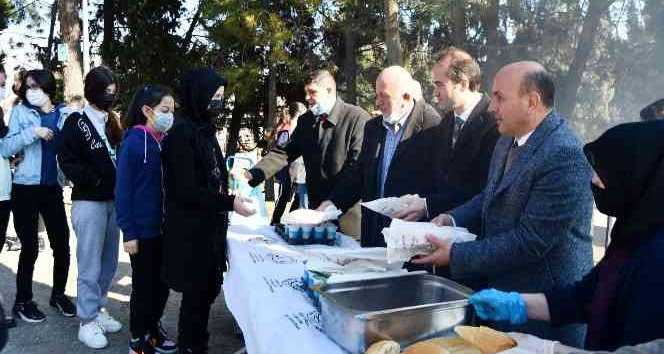 Öğrencilerle sucuk ekmekli buluşma