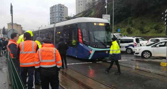Alibeyköy’de tramvay yolun karşısına geçmeye çalışan kadına çarptı