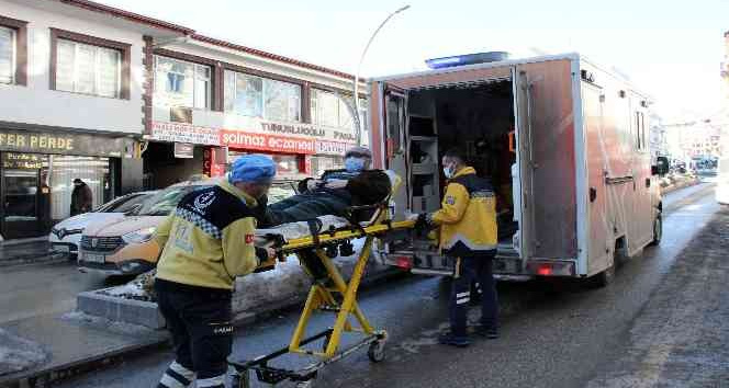 Üzerine düşen buz sarkıtı yaraladı, o belediyeyi suçladı