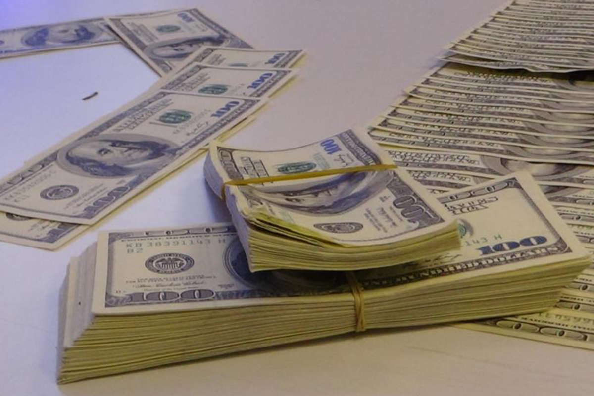 ATM’ye sahte dolar yatırıp gerçek para çeken şüphelilerden 2’si tutuklandı