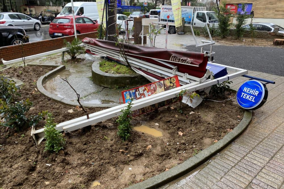 Kadıköy’de zeminin çökmesi ile çukura düşen dükkan sahibi: "30 dakika çukurda kaldım"