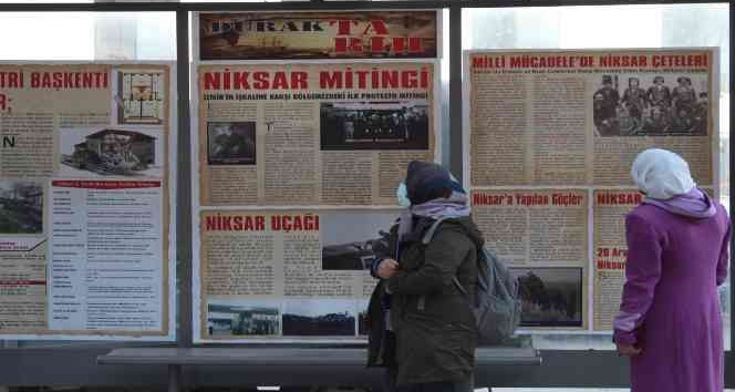 Durakta dolmuş beklerken ilçenin tarihini okuyorlar