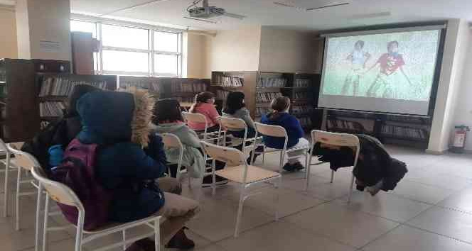 Öğrenciler, kütüphanede film molası verdi