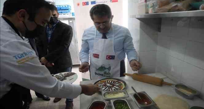 Rektör aşçı önlüğünü giydi, yosun unundan hamsili pizza yaptı