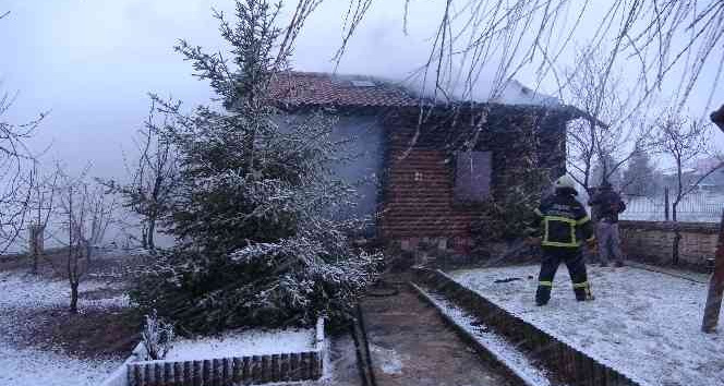 Ahşap ev alevlere teslim oldu