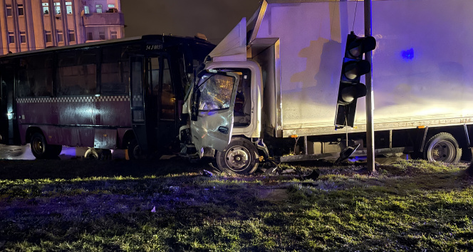 2 halk otobüsü, kamyonet ve otomobilin karıştığı kaza: 12 yaralı
