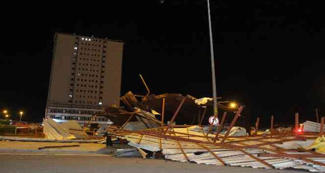 Karaman’da şiddetli rüzgar çatıları uçurdu, ağaçları kökünden söktü