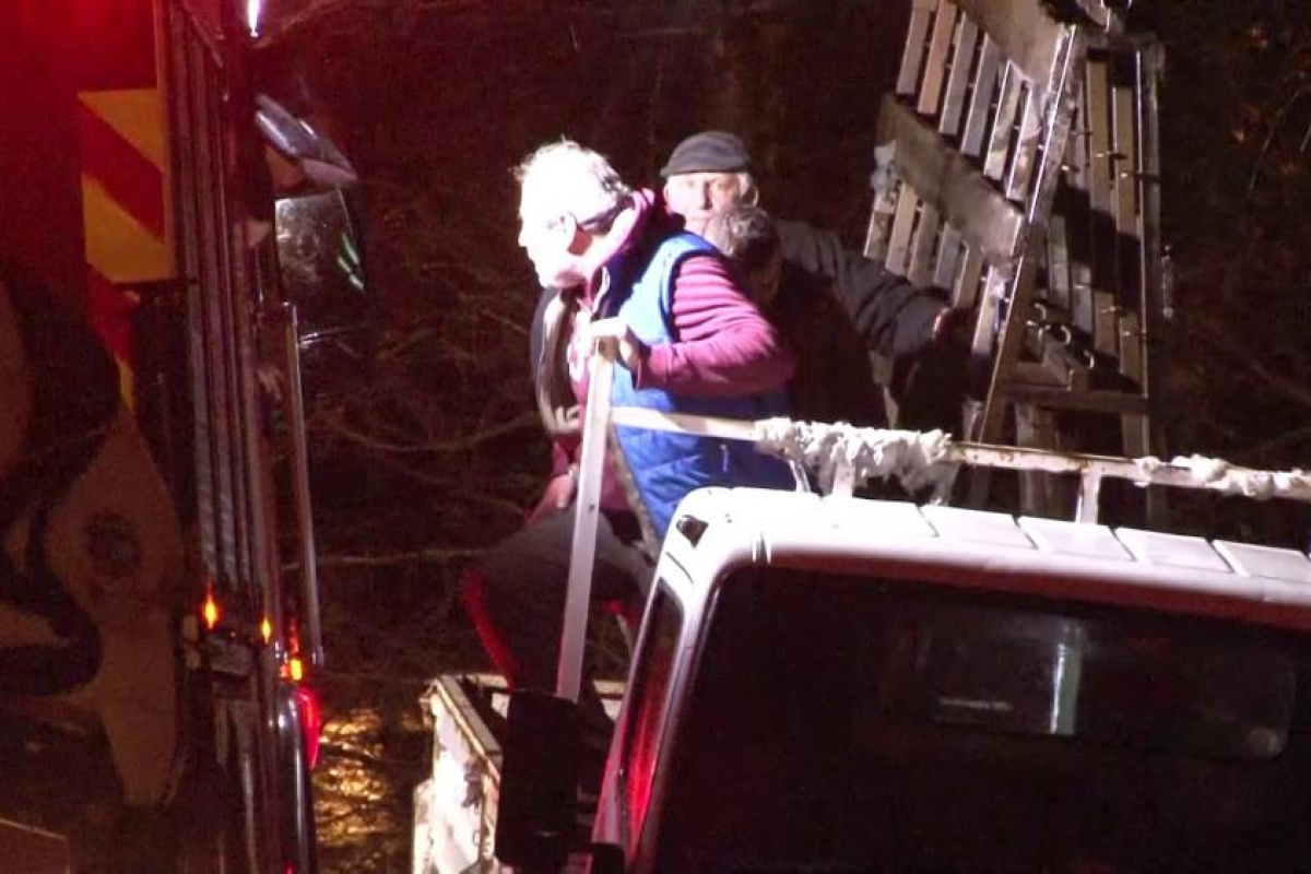 Beykoz’da dere taştı, yol sular altında kaldı...Mahsur kalan 3 kişi böyle kurtarıldı