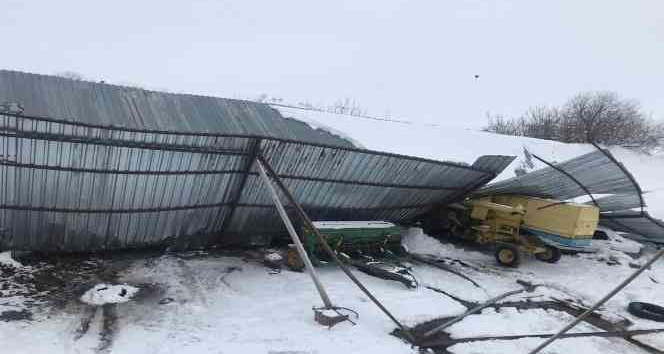 Yoğun kar yağışında mandıranın çatısı çöktü