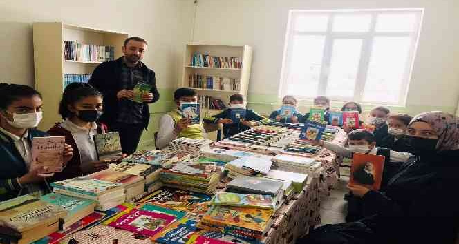 Fedakar öğretmen görev yaptığı köy okuluna kütüphane kazandırdı