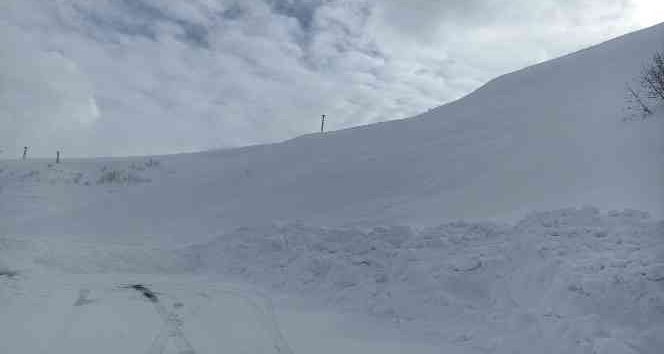 Bingöl’de çığ düştü, yol ulaşıma kapandı