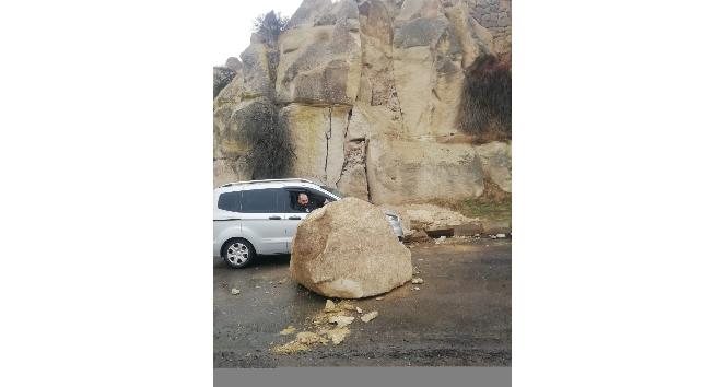 Nevşehir’de kopan kaya parçası yola yuvarlandı