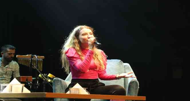 Irmak Arıcı Esenler’de sevenleriyle buluştu