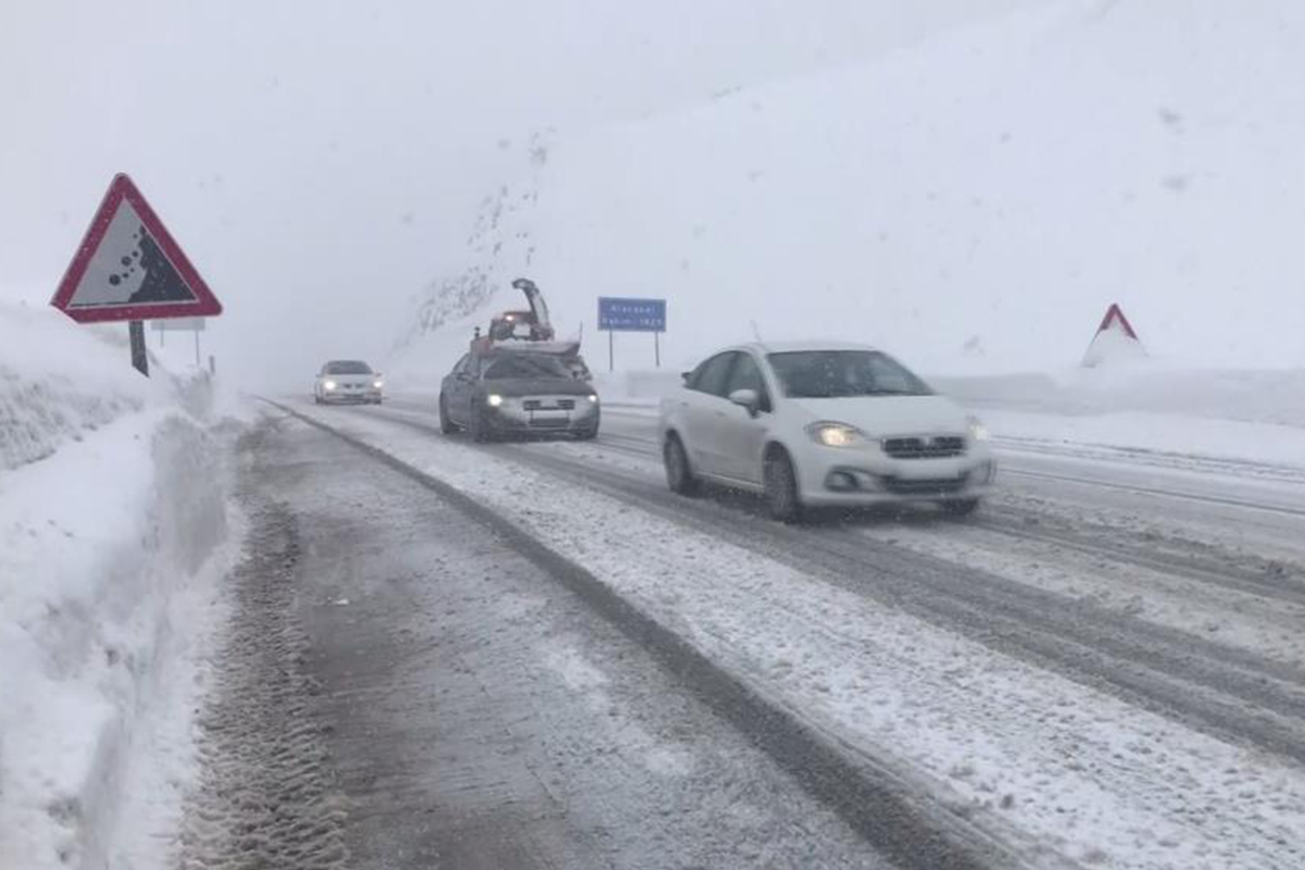 Antalya-Konya karayolunda kar kalınlığı 60 santime ulaştı