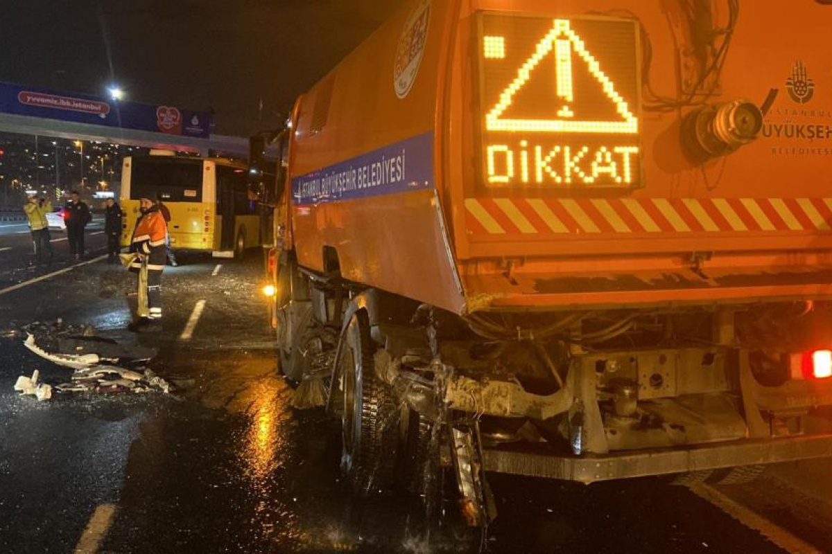 Beyoğlu'nda makas atan otomobil yol temizleme aracına çarptı: 2 yaralı