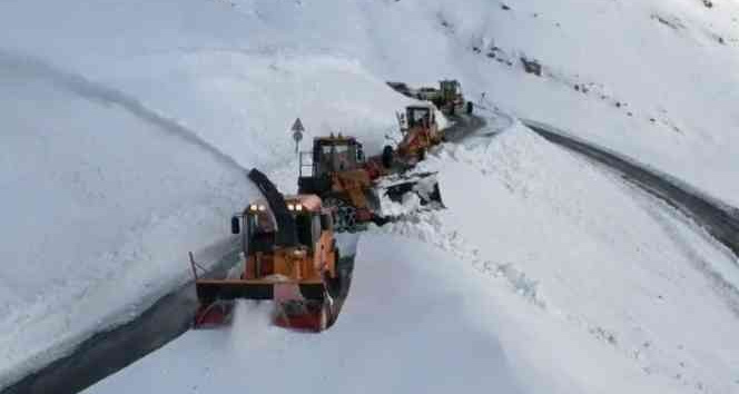 2230 rakımlı Tanin Tanin Geçidi’nde kar 1 metreyi buldu, yollar temizlendi