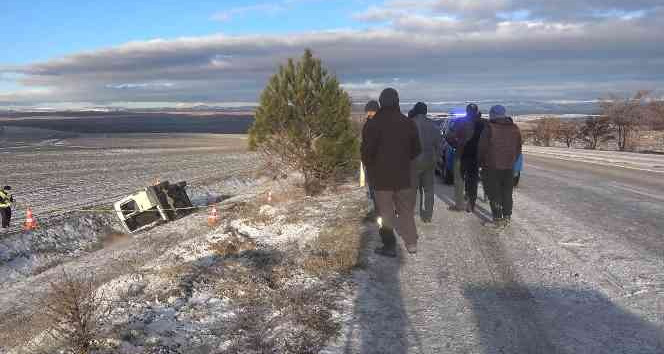 Buzlanan yolda işçi servisi devrildi: 1 ölü, 7 ağır yaralı