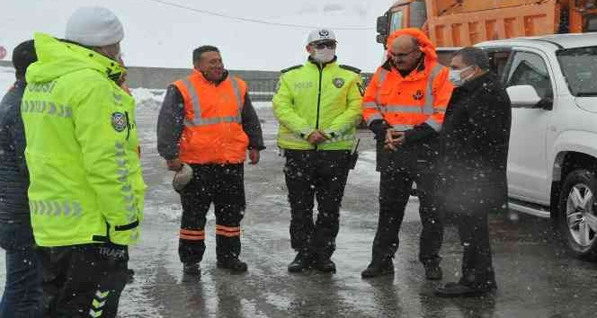 Vali Işık, karla mücadele eden ekipleri ziyaret etti
