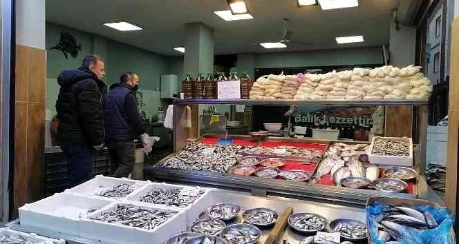 Tezgahlarda hamsi bereketi