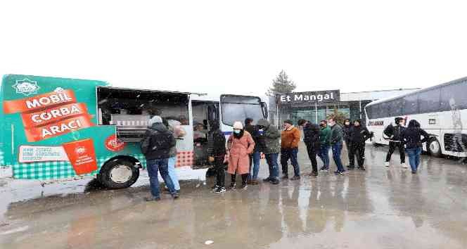 Aksaray Belediyesi’nden kar ve tipide kalanlara çorba ikramı
