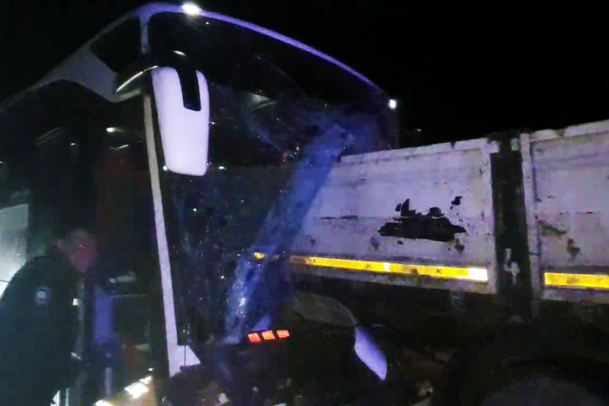 Yolcu otobüsü tırın dorsesine saplandı: Ölü ve yaralılar var