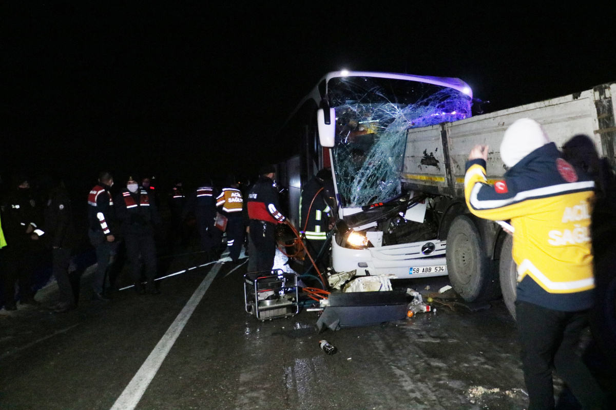Yolcu otobüsü tırın dorsesine saplandı: Ölü ve yaralılar var