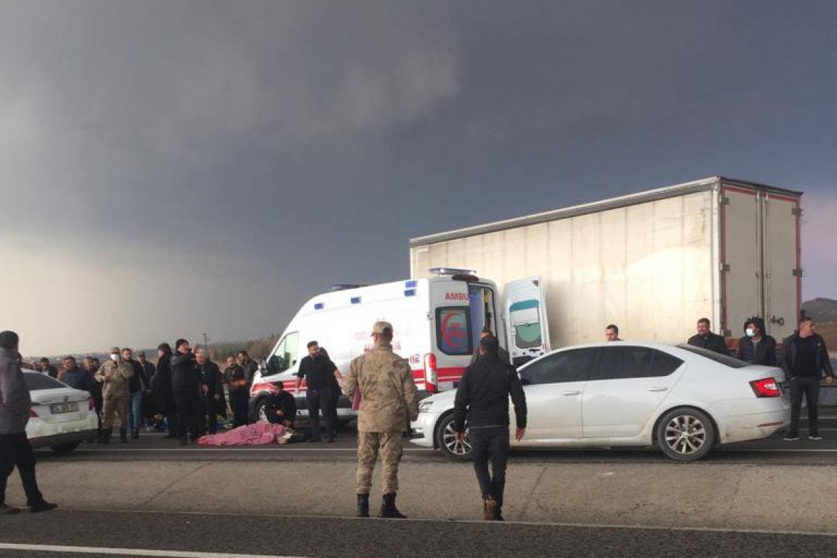Diyarbakır’da hafif ticari araç ile tır kafa kafaya çarpıştı: 1’i ağır 5 yaralı