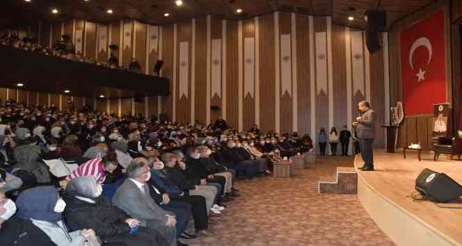 Biga’da Hayati İnanç’ın programına yoğun ilgi
