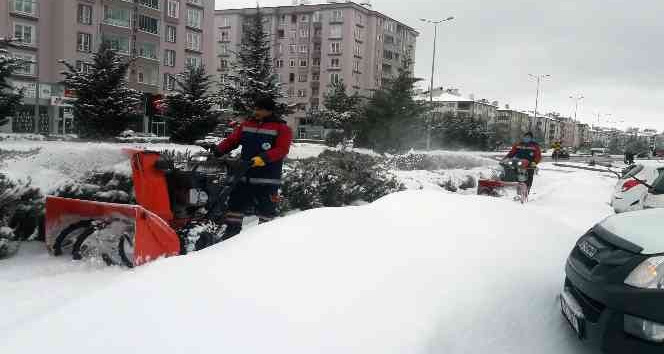 Nevşehir’de kar temizleme ve tuzlama devam ediyor