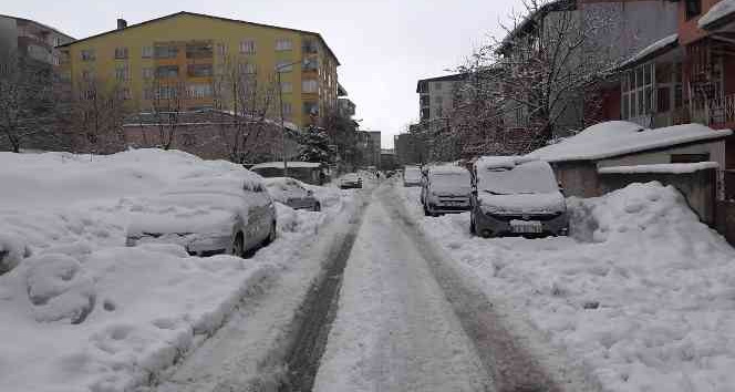 Tatvan’da araçlar kara gömüldü