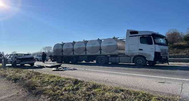 D020 karayolunda kamyon ile otomobil çarpıştı: 1 yaralı