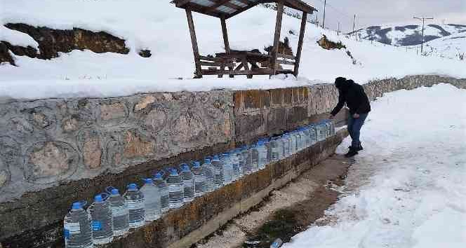 Komşularının talebini geri çevirmedi, bidonlarla su taşıyor